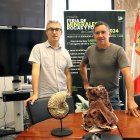 El director del Museo de la Siderurgia y la Minería ubicado en Sabero, Roberto Fernández, presenta la IV edición de la Feria de minerales, rocas y fósiles de Castilla y León, acompañado del coordinador del evento, José Vicente Casado, y el delegado territorial de la Junta, Eduardo Diego.