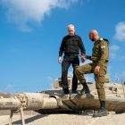 El ministro de Defensa israelí, Yoav Gallant, durante una visita a la brigada del Ejército encargada de la tecnología sobre el terreno, el 4 de julio de 2024. EFE/ Ariel Hermoni