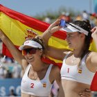 Las españolas Daniela Álvarez (D) y Tania Moreno (I) celebran después de derrotar a Katja Stam y Raisa Schoon, de Holanda, en la ronda de octavos de final de voley playa de los Juegos Olímpicos de París 2024. EFE/Lavandeira Jr.