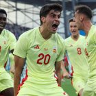 El defensa español Juanlu (c) celebra tras anotar el 1-2 ante Marruecos durante el partido de semifinal de Fútbol, entre España y Marruecos, en el marco de los Juegos Olímpicos París 2024, este lunes, en Marsella, Francia. EFE/Kiko Huesca