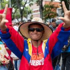 Un hombre participa de una marcha en apoyo al presidente de Venezuela, Nicolás Maduro, este 5 de agosto de 2024 en Caracas. EFE/ Ronald Peña R.