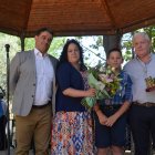 El alcalde, Ricardo Barrientos, junto la Paisano de Honor, Juan Marcos Alonso, y su familia.