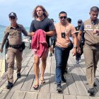 Koh Phangan (Thailand), 07/08/2023.- A Spanish chef alleged murder suspect Daniel Jeronimo Sancho Bronchalo (2-L), is escorted by Thai police officers as they arrive at a port before going to the court in Koh Samui island, southern Thailand, 07 August 2023. Thai police arrested a 29-year-old Spanish nationality Daniel Jeronimo Sancho Bronchalo accused of killing a Colombian surgeon Edwin Arrieta Arteaga and dismembering his body before dumping some parts in a rubbish dump and other parts including his head in the sea, police said. (España, Tailandia) EFE/EPA/SOMKEAT RUKSAMAN
                      KOH PHANGAN (TAILANDIA), 07/08/2023.- El chef español Daniel Jerónimo Sancho, hijo del actor Rodolfo Sancho, es escoltado por la policía tailandesa en el puerto de la isla Koh Samui, en Tailandia, de camino a los juzgados. El joven de 29 años ha sido acusado de asesinar al cirujano colombiano Edwin Arrieta Arteaga y de desmembrar su cuerpo para luego depositar las partes en el vertedero y en el mar, según datos policiales. EFE/Somkeat Ruksaman