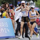 Los españoles Alvaro Martin (i) y María Pérez (d) durante la prueba del relevo mixto de marcha, en la que se proclamaron campeones olímpicos. EFE/EPA/TOLGA AKMEN