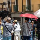 Varios turistas se protegen del sol en Toledo. EFE/Ángeles Visdómine