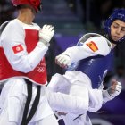 El azerbayano Gashim Magomedov (rojo) y Adrian Vicente Yunta (azul) en acción durante el combate de cuartos de -58kg en el Grand Palais en Paris, FranciaEFE/EPA/TERESA SUAREZ