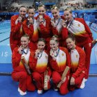 Las nadadoras españolas posan con la medalla de bronce tras la prueba de Rutina Acrobática por equipos femeninos de Natación Artística, en el marco de los Juegos Olímpicos París 2024, este miércoles, en el Centro Acuático de Saint-Denis. EFE/ Lavandeira Jr