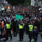 Agentes de policía se encuentran en el perímetro de manifestantes antirracistas en Walthamstow, al este de Londres, Gran Bretaña. EFE/EPA/ANDY RAIN