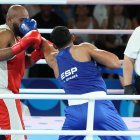 El francés Djamili-Dini Aboudou-Moindze (rojo) combate con el español Ayoub Ghadfa durante la semifinal de Boxeo +92kg de los Juegos Olímpicos de París 2024 este miércoles, en el Estadio Roland-Garros de la capital gala. EFE/ Kiko Huesca