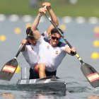 Los españoles Diego Domínguez y Joan Antoni Moreno durante la semifinales de de C2 500 de piragüismo. EFE/ Ali Haider