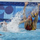 La portera española Martina Terre (d) para un tiro a puerta de la neerlandesa Vivian Sevenich (2i) durante la semifinal de los Juegos Olímpicos de París 2024 este jueves en Nanterre. EFE/ Juanjo Martín
