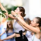 Los fans intercambian pulseras en el 'árbol de pulseras de la amistad' después de que el organizador cancelara los tres conciertos de la cantautora estadounidense Taylor Swift debido al riesgo de un ataque, en Viena, Austria, 08 de agosto de 2024. Los tres espectáculos de Swift en Viena, previstos para los días 8, 9 y 10 de agosto, fueron cancelados "debido a la confirmación por parte de funcionarios del gobierno de un ataque terrorista planeado en el estadio Ernst Happel", dijeron los organizadores del evento. (Terrorista, Atentado terrorista, Viena) EFE/EPA/MAX ESLOVENCIK