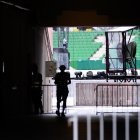 Una persona camina en el estadio Ernst Happel después de que los tres conciertos de la cantautora estadounidense Taylor Swift fueran cancelados por el organizador debido al riesgo de un ataque, en Viena, Austria, 08 Agosto de 2024. Los tres espectáculos de Swift en Viena, previstos para los días 8, 9 y 10 de agosto, fueron cancelados "debido a la confirmación por parte de funcionarios del gobierno de un ataque terrorista planeado en el estadio Ernst Happel", dijeron los organizadores del evento. (Terrorista, Atentado terrorista, Viena) EFE/EPA/MAX ESLOVENCIK