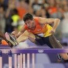 El atleta español Enrique Llopis compite en la final de 110m vallas masculino, en el marco de los Juegos Olímpicos París 2024, este jueves, en la capital gala. EFE/ Lavandeira Jr