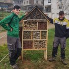 Dos de los autores del ‘hotel’ para insectos de Corullón.