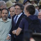 Llegada del líder de Junts Carles Puigdemont a las inmediaciones del Palau de la Generalitat de Catalunya, donde se celebra el pleno del debate de investidura del socialista Salvador Illa como nuevo presidente de la Generalitat, con el apoyo de PSC, ERC y Comuns.-EFE/ Alberto Estevez