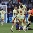 Los jugadores españoles celebran el título olímpico en fútbol tras superar en la final a Francia.