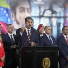 Fotografía cedida por Prensa Miraflores del presidente de Venezuela, Nicolás Maduro (c), hablando durante una rueda de prensa en el Tribunal Supremo de Justicia, este viernes en Caracas (Venezuela). EFE/Prensa Miraflores