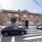 Exterior de la comandancia de la Guardia Civil de Barbate (Cádiz), el pasado 10 de febrero, con las banderas a media asta tras el fallecimiento de dos agentes de la Guardia Civil al ser embestidos por una narcolancha en Barbate. EFE/ David Arjona