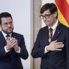 El presidente electo de la Generalitat, Salvador Illa (d), y el expresidente, Pere Aragones, durante el acto de toma posesión de Illa este sábado en Barcelona. Illa fue investido el pasado jueves, fecha en la que el expresidente catalán Carles Puigdemont hizo una fugaz irrupción en la capital catalana tras la que huyó para eludir su detención. Puigdemont asegura encontrarse ya de regreso a Waterloo (Bélgica). EFE/ Andreu Dalmau