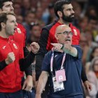 El seleccionador español Jordi Ribera da indicaciones a sus jugadores durante el partido por el bronce de París 2024 que su equipo se adjudicó ante Eslovenia. EFE/EPA/ALEX PLAVEVSKI