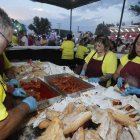 Imagen del reparto de bocadillos de chorizo al vino ayer en Valdevimbre.