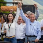 Fotografía de archivo del 30 de julio de 2024 donde se observa a la líder opositora venezolana María Corina Machado (i) junto al abanderado opositor de las pasadas elecciones para la presidencia, Edmundo González Urrutia, en una manifestación en Caracas (Venezuela). EFE/ Ronald Peña R.