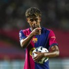 El delantero del Barcelona Lamine Yamal durante el partido del torneo Joan Gamper, que Barcelona y Mónaco disputaron en el estadio Olímpico Lluis Companys. EFE/ Alejandro García