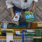 Material escolar a la venta en una librería de Madrid con motivo del inicio del curso escolar 2023-2024. El gasto medio por alumno este año, solo en la vuelta al colegio, ascenderá a unos 500 euros, lo que la convierte en la "más cara de la historia" y supone un aumento del 14 % con respecto a hace dos años. EFE/ Daniel Gonzalez