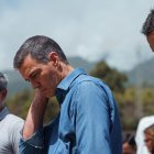 Imagen de archivo del presidente del Gobierno, Pedro Sánchez (c), junto al de la comunidad autónoma de Canarias, Fernando Clavijo (i). EFE/ Ramón de La Rocha