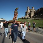 Procesión con la imagen de San Roque a su paso por el Castillo de Ponferrada.