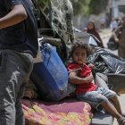 Palestinos desplazados internos huyen con sus pertenencias tras una orden de evacuación emitida por el ejército israelí, en el este de Deir Al Balah, en el centro de la Franja de Gaza, el 16 de agosto de 2024. Más de 40.000 palestinos y más de 1.400 israelíes han muerto, según el Ministerio de Salud palestino y las Fuerzas de Defensa de Israel (FDI), desde que militantes de Hamás lanzaron un ataque contra Israel desde la Franja de Gaza el 7 de octubre de 2023, y las operaciones israelíes en Gaza y Cisjordania que le siguieron. EFE/EPA/MOHAMMED SABER