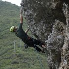 Imagen de archivo de un agente del Grupo de Rescate Especial e Intervención en Montaña (Greim) de la Guardia Civil practicando ejercicios de escalada. /Archivo. EFE/ Pedro Puente Hoyos