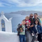 Georgia Diela (dcha, detrás), periodista de 37 años, con su marido y sus hijos en Santorini (Grecia). La pequeña isla griega de Santorini ha dado la vuelta a la crisis demográfica que afronta Grecia y registra ahora tantos nacimientos que sus guarderías y escuelas no dan abasto, en un fenómeno que tiene que ver con las oportunidades laborales del turismo de masas. Diela llegó a Santorini en 2009 para trabajar durante la temporada turística. Allí conoció a su marido, decidió quedarse a vivir en la isla y tuvo tres hijos. EFE/ Cedida por Georgia Diela / ***SOLO USO EDITORIAL/SOLO DISPONIBLE PARA ILUSTRAR LA NOTICIA QUE ACOMPAÑA (CRÉDITO OBLIGATORIO)***