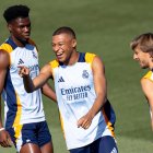 Kylian Mbappé (c) entre Aurelien Tchouameni (i) y Luka Modric (d) durante el entrenamiento de esta mañana en la Ciudad Deportiva de Valdebebas para preparar el partido de Liga del Real Madrid mañana frente al Mallorca. EFE/Daniel González