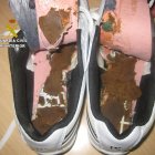 Muestra de hachís oculta en el interior de unas zapatillas de un recluso.