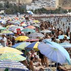 Imagen de archivo de miles de sombrillas en una playa española. EFE / Manuel Lorenzo