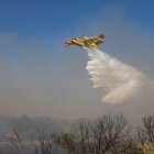 Imagen de archivo de un hidroavión operando sobre un incendio forestal. EFE / Álvaro Del Olmo