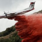 Un hidroavión del cuerpo de bomberos interviene en un incendio en Francia. Archivo EFE/ Guillaume Horcajuelo