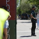 Un agente de la Guardia Civil en la entrada al campo de fútbol de Mocejón (Toledo) donde un niño de 11 años ha muerto este domingo tras ser agredido con un objeto punzante. La Guardia Civil ha desplegado un amplio dispositivo para localizar al homicida. EFE/Ismael Herrero