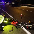 Dos jóvenes de 18 y 19 años fallecieron este lunes por la noche tras colisionar la moto en la que viajaban con un camión de la basura en Redondela (Pontevedra). El accidente se produjo en la carretera nacional 550, en la parroquia de Cesantes, a la altura del kilómetro 140. EFE/ Sxenick