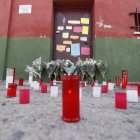 Velas y flores en homenaje ante el polideportivo Ángel Tardío en Mocejón (Taledo), mientras prosiguen las investigaciones para esclarecer el móvil del crimen del pequeño Mateo en el campo de fútbol de la localidad toledana de Mocejón tras la detención de un joven de 20 años que ha confesado el crimen y que podría sufrir algún tipo de trastorno mental.