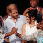 Los duques de Sussex, el príncipe Harry y Meghan, participan junto a la vicepresidenta de Colombia, Francia Márquez (d), en el Foro Mujeres Afro y Poder.