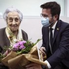 Imagen de archivo de María Branyas Morera durante la visita que le hizo el expresidente de la Generalitat de Catalunya Pere Aragonés en la Residencia Santa María del Tura de Olot (Girona) en abril de 2023, cuando tenía 116 años. EFE/ Jordi Bedmar