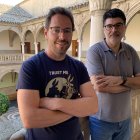 El ingeniero de Telecomunicaciones y doctor en Tecnologías de la Información y la Comunicaciones por la de Universidad de Granada (i), junto al catedrático de Teoría de la Señal y las Comunicaciones de la Universidad de Málaga, Andrés Ortiz, posan en la Universidad Internacional de Andalucía en Baeza (Jaén), este martes durante una entrevista con EFE en la que han analizado cómo ha avanzado la Inteligencia Artificial en los últimos años, aunque “se ha estancado” y nunca llegará a dominar a los humanos “como en Terminator”. EFE/Fermín Cabanillas