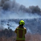 Bomberos desplegados para apagar un incendio que se produjo debido a proyectiles disparados desde el sur del Líbano, en Ayelet HaShahar, Alta Galilea, norte de Israel, el 17 de agosto de 2024. 
                      EFE/EPA/ATEF SAFADI