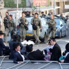 Judíos ultraortodoxos protestan contra la llamada a filas frente a la oficina de reclutamiento en Jerusalén, el 21 de agosto de 2024. 
                      EFE/EPA/ABIR SULTÁN