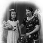 Una mujer y su hija en los años 50