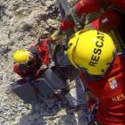 El Grupo de Rescate de Protección Civil presta asistencia a un montañero herido.