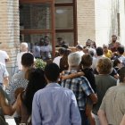 El féretro con los restos mortales del pequeño Mateo, el niño de 11 años que fue asesinado el pasado domingo mientras jugaba al fútbol con unos amigos, llega a la iglesia de la localidad para celebrar el funeral. EFE/ Ismael Herrero